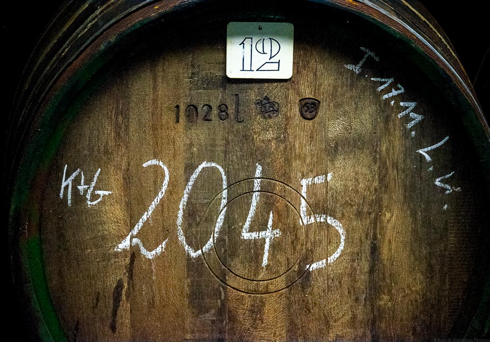 Die Vorderseite eines alten Eichenfasses von 1928 im Weinkeller des Weingutes Karl Erbes in Ürzig an der Mosel.