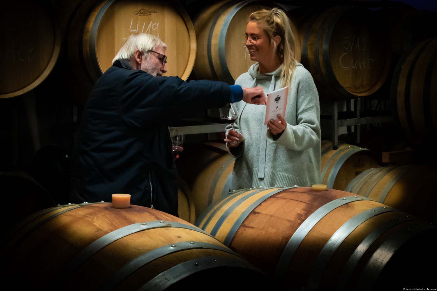 Richard Pestemer & Franziska Sporon stehen inmitten der Eichenfässer im Weinkeller der Weinmaufaktur Heiner in Dernau.