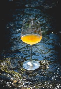 Naturwein und Orangewein im Waldbach an der Dhron: Der Wein Big Bamm von der Tiny Winery befindet sich im Weinglas.