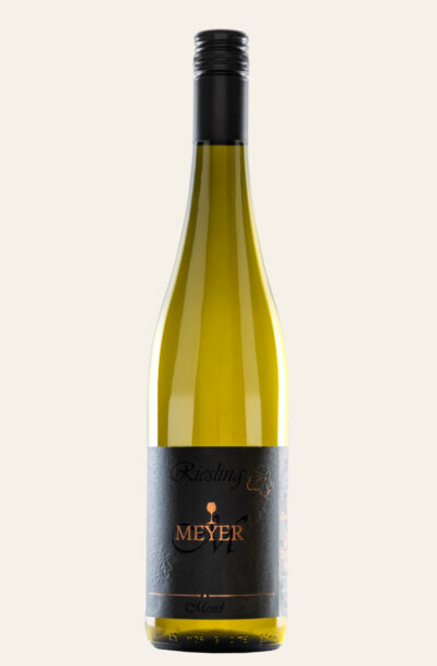 Toravino Bernkasteler Badstube-am-Doctorberg-Riesling Kabinett halbtrocken 2020 von Torsten Meyer in gelb-grüner Flasche mit dunklem Etikett und dunkler Kapsel oben