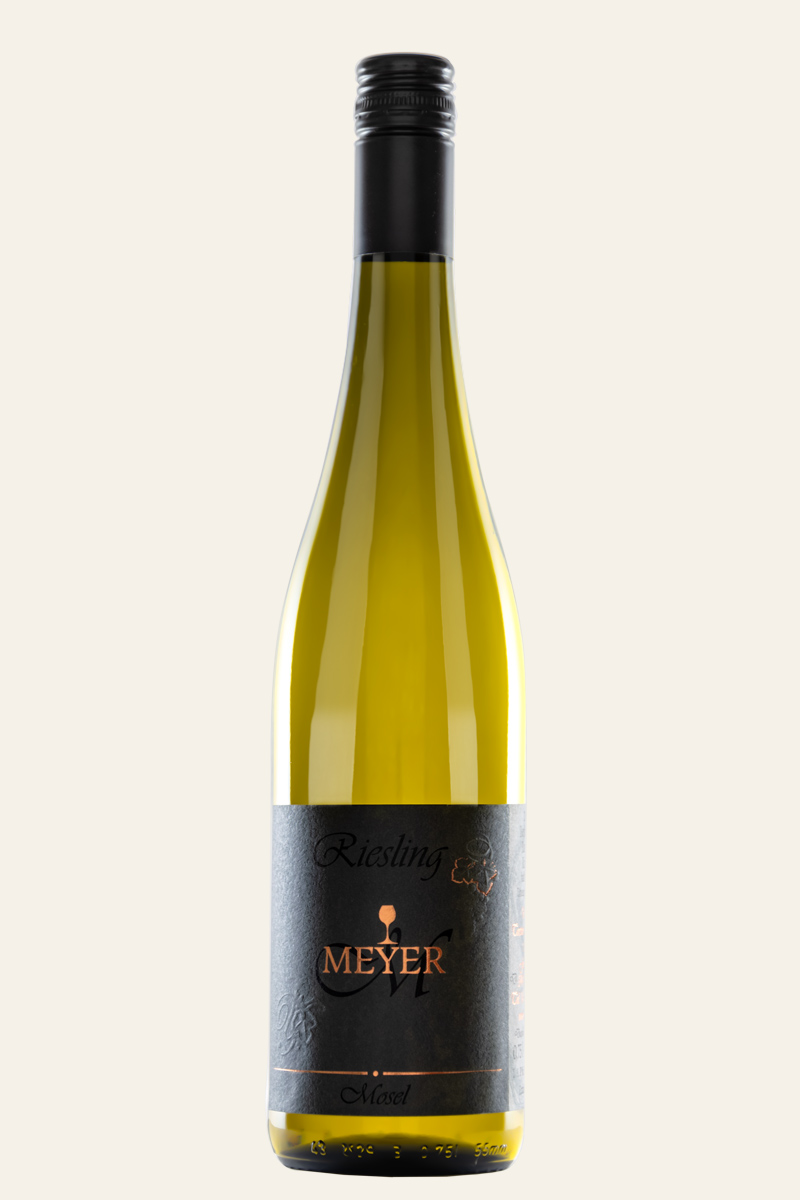 Toravino Bernkasteler Badstube-am-Doctorberg-Riesling Kabinett halbtrocken 2020 von Torsten Meyer in gelb-grüner Flasche mit dunklem Etikett und dunkler Kapsel oben