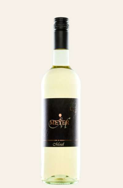 Toravino Kueser Rosenberg Blanc-de-Noir Spätlese halbtrocken 2019 vom Torsten Meyer in heller Flasche mit schwarzem Etikett und schwarzer Kapsel