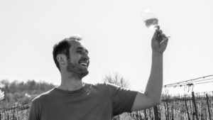 VinVenture Winzer Philipp Pieroth mit Weinglas im Weinberg