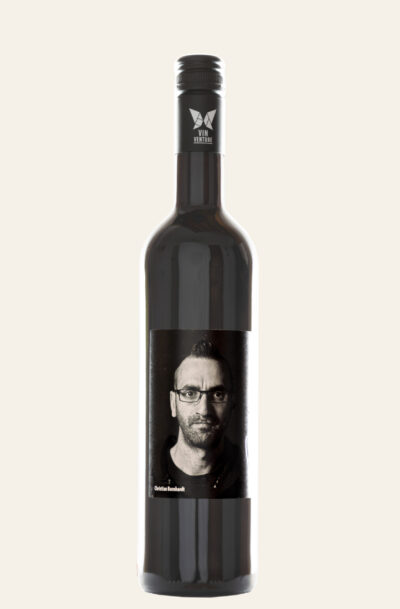 VinVenture Christian Bernhardt Cuvée rot Viva Underdogs 2017 in dunkler Weinflasche