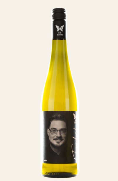 Tom Benz Riesling "weiches Mineral" Wein in gelber Flasche mit dunklem Etikett