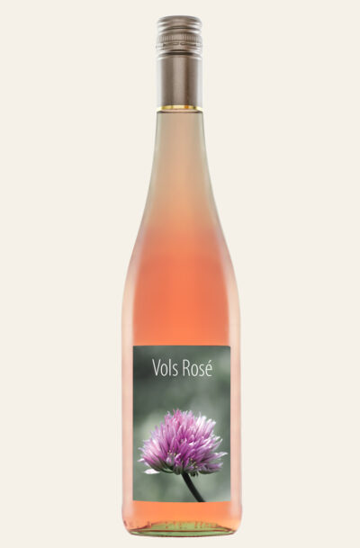Vols Rosé Flasche in rosa-roter Farbe mit dunklem Flaschenkopf und Etikett mit Zwiebelblüte