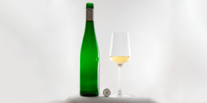 Vols Wiltinger Riesling 2010 trocken neben Weinglas vor hellem Hintergrund