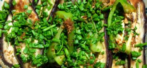 Aubergine in Schüssel mit grünem Schnittlauch