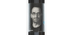 Christian Bernhardt - Frenchman - Cuvée rot 2018 trocken in dunkler Weinflasche mit Porträt auf Rückenetikett mit weißem Hintergrund
