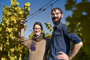 Die WinzerInnen Johanna Döring und Matthias Friedel des Weingut Trinks-Trinks im Weinberg im Herbst.