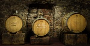 Weingut Trinks-Trinks alter Weinkeller mit drei Weinfässern
