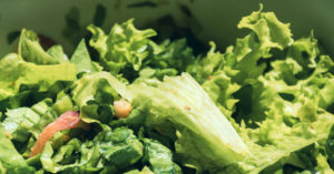 Grüner Salat passend zum Vinventure Philipp Pieroth Weißburgunder Bulle & Bär trocken 2019