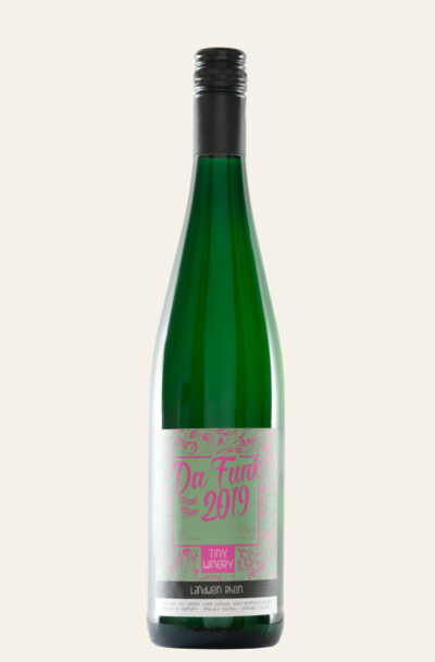 Tiny Winery Da Funk Pinot Blanc 2019 mir Schrift auf Frontetikett in Rosa und dunkel-grüner Weinflasche