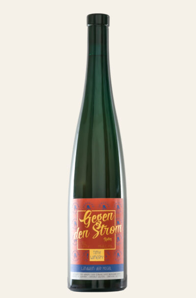 Tiny Winery Gegen den Strom Rotling Flasche mit rotem Etikett und grüner Farbe.