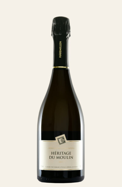 Crémant Weinflasche von Häremillen in dunkler Farbe mit weißem Etikett