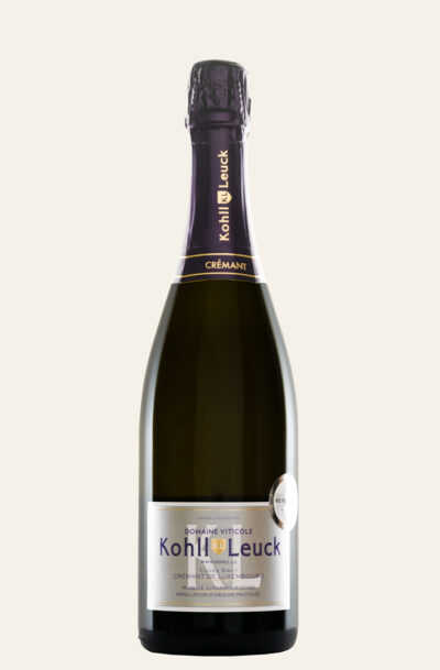 Kohll-Leuck Crémant de Luxembourg brut dunkle Weinflasche mit hellem Etikett und lila Kapsel sowie goldener Schrift.