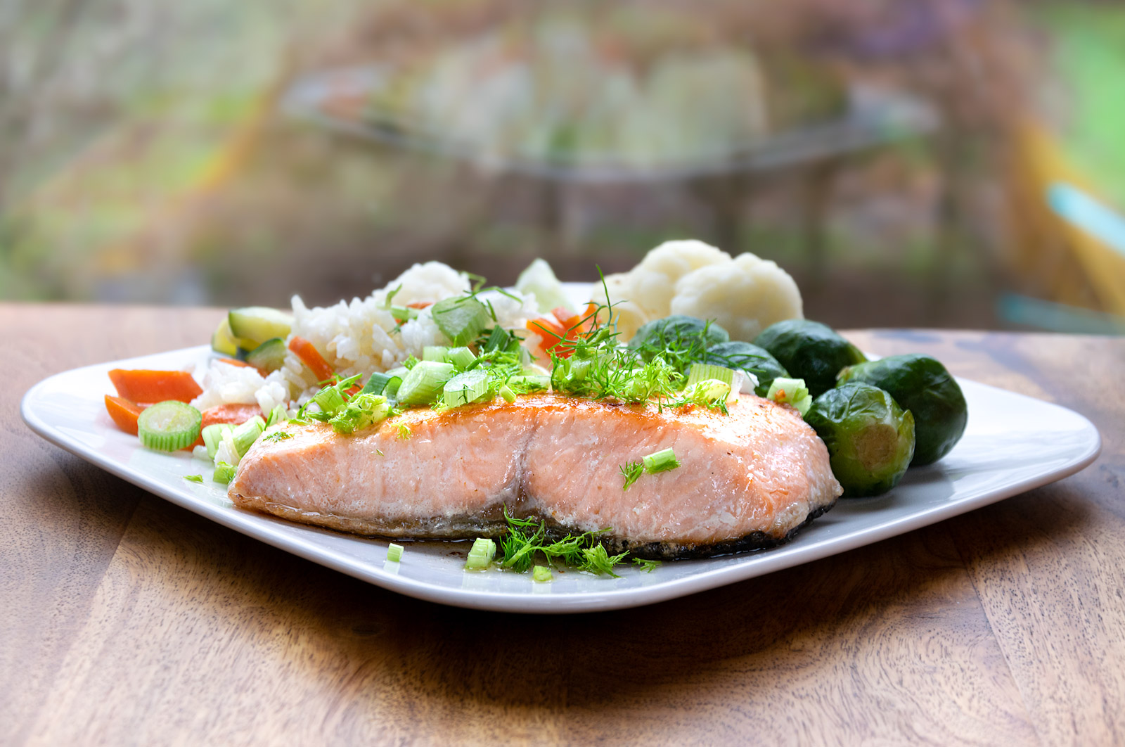 Lachs auf Teller mit Reis und Salat