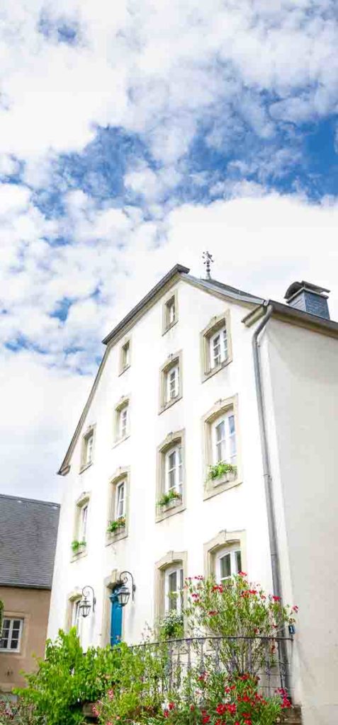 Alte Anwesen des Weinguts Häremillen in weißer Farbe