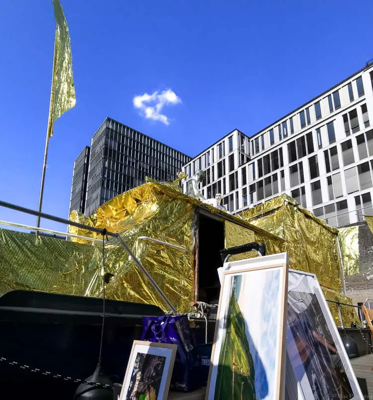 Bilder vor dem Kunstboot Stahl für Austsellung in Köln