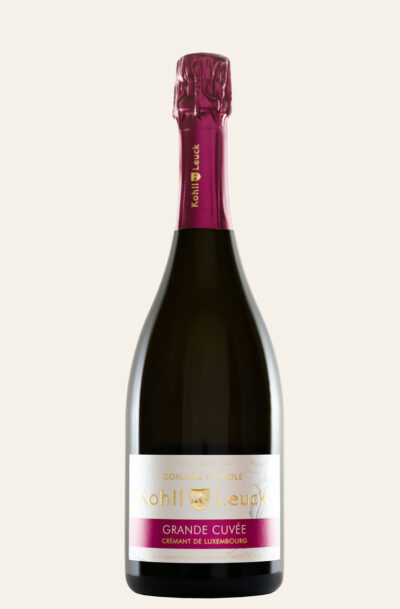 Weinflasche in dunkel mit weiß-rotem Etikett: Kohll-Leuck Crémant de Luxembourg Grande Cuvée Brut.