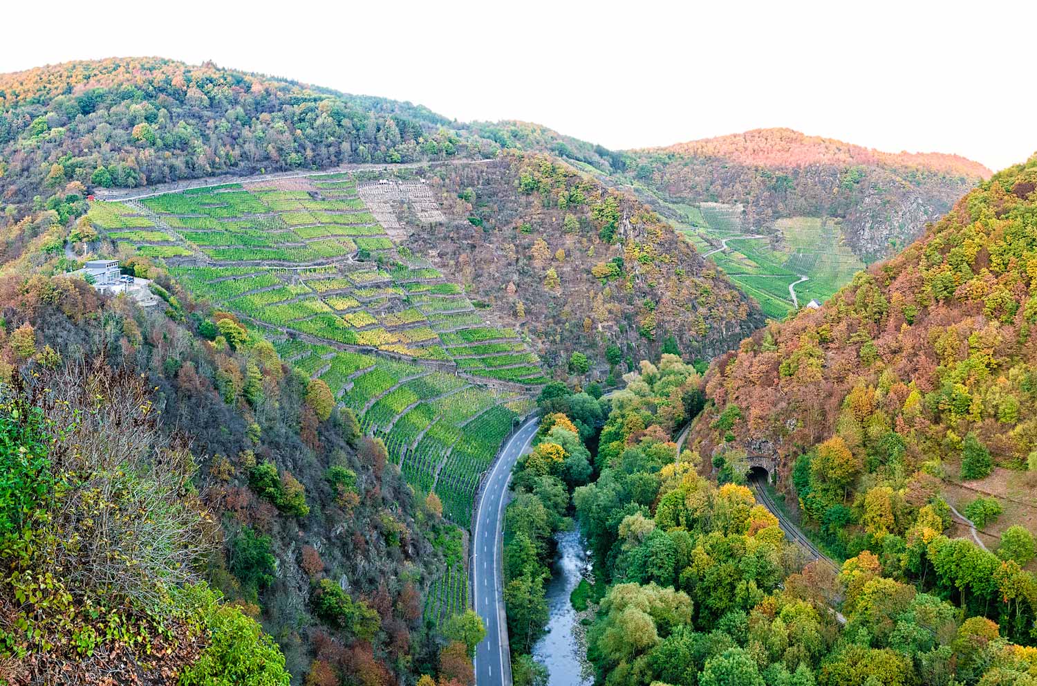 Von der Burg Are blickt man tief hinunter in das Ahrtal