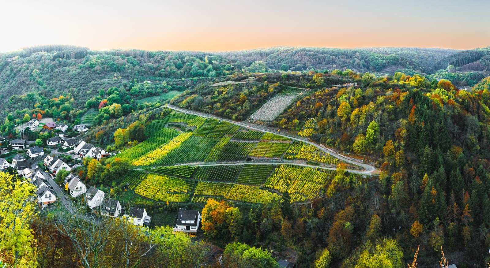 Der Übigberg ist ein kleiner versteckter Weinberg am Ende des Ahrtals
