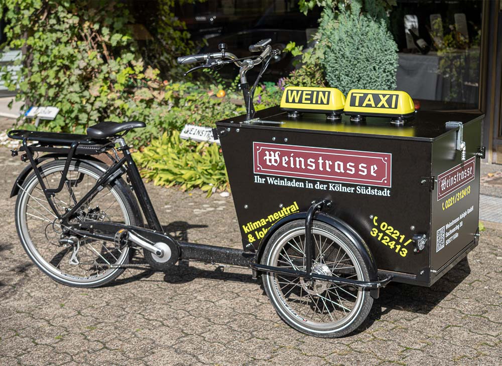 Fahrrad mit Flaschenkasten vor Weinladen der Weinstrasse Adloph GmbH