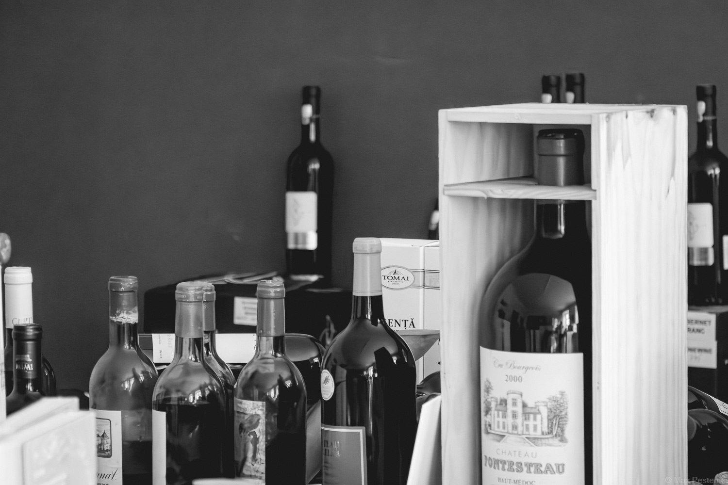 Auf dem Bild erkennt man mehrere Weinflaschen im Weindepot der Weinhandlung J.C. Schnabel in Gersweiler. Es sind vor allem Weine aus Moldawien und Rumänien.