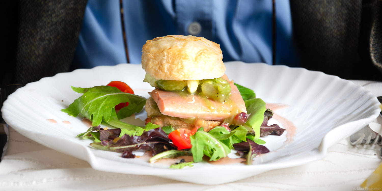 „Schnabelburger“ a la Bachsaiblingfilet im Blätterteig mit Avocado, Birne, Granatapfel und Limonensößchen.