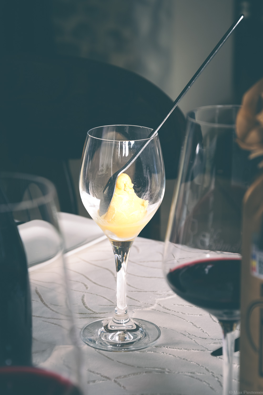 Das Mirabellen-Sorbet mit Löffel im Weinglas.