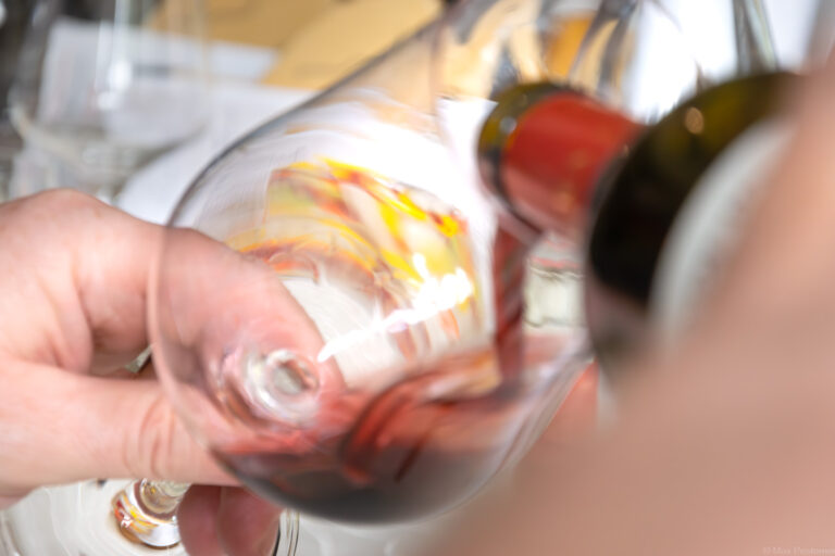 Jürgen gießt einen Rotwein aus seiner Weinhandlung J.C. Schanbel ein. Die Verkostung findet in Schnabels Restaurant in Gersweiler, ein Stadtteil von Saarbrücken statt.